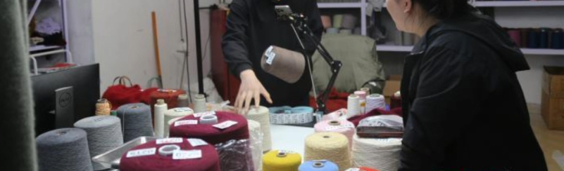 Sehelai wol menjalin dunia baru: booming e-commerce wol di Kota Xinxing, Kabupaten Li dan peran Tekstil Wol Omu pada masa itu